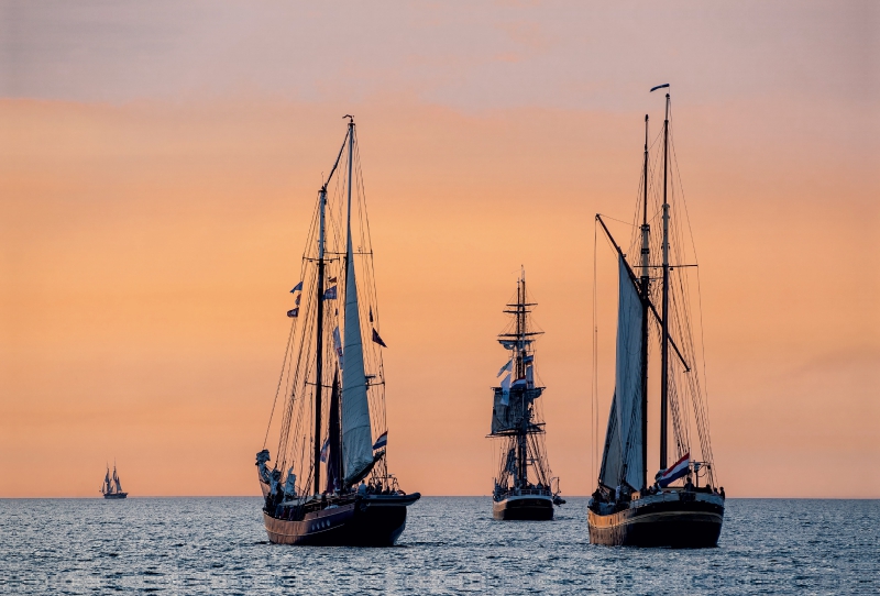 Windjammer auf der Ostsee im Abendlicht