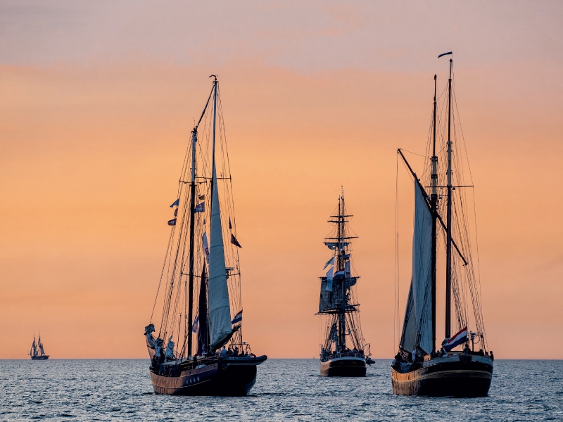 Windjammer auf der Ostsee im Abendlicht