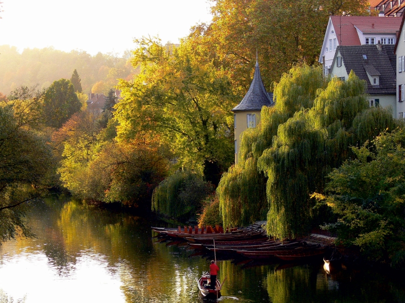 Tübingen, Hölderlinturm und Stocherkähne