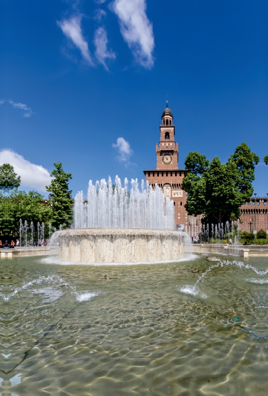 MAILAND Castello Sforzesco mit Fontana di Piazza Castello