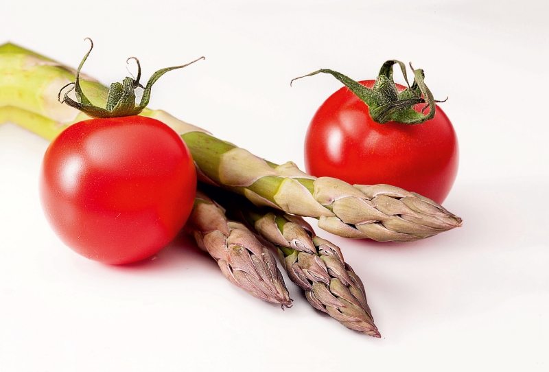 Tomate und grüner Spargel