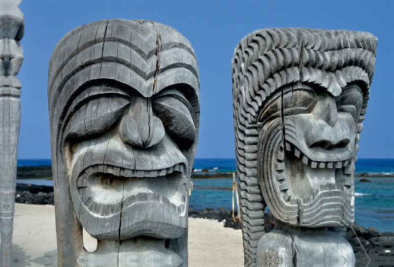 Götzen bewachen den Puuhonua o Honaunau National Historical Park