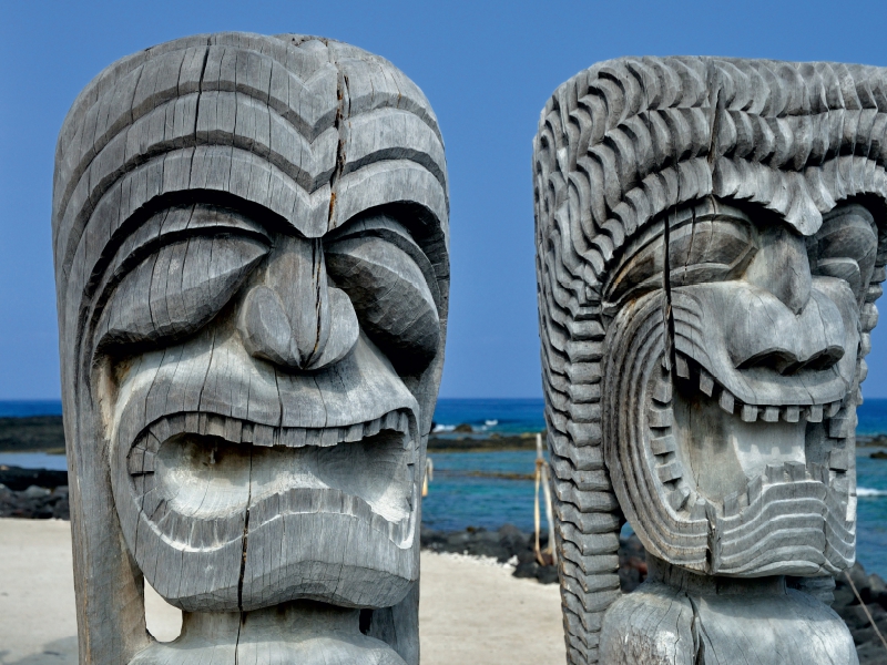 Götzen bewachen den Puuhonua o Honaunau National Historical Park