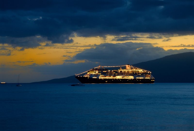 Kreuzfahrtschiff vor La Haina, Maui