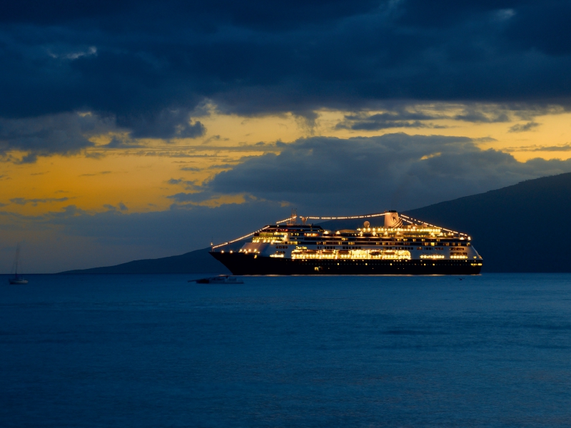 Kreuzfahrtschiff vor La Haina, Maui