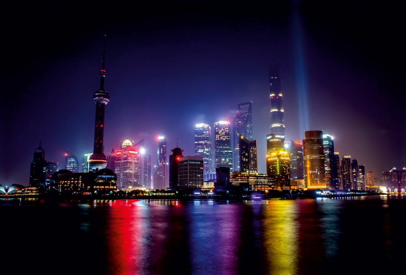 Fantastische Skyline mit Shanghai Pearl Tower bei Nacht