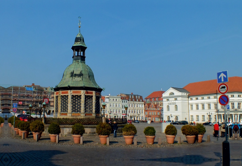 Wismarer Marktplatz mit Wasserkunst     Wismarer Marktplatz