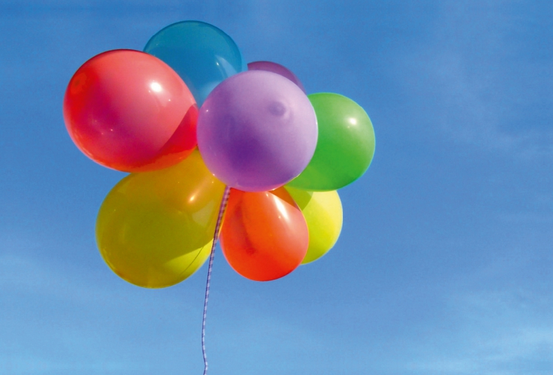 Luftballons am blauen Himmel