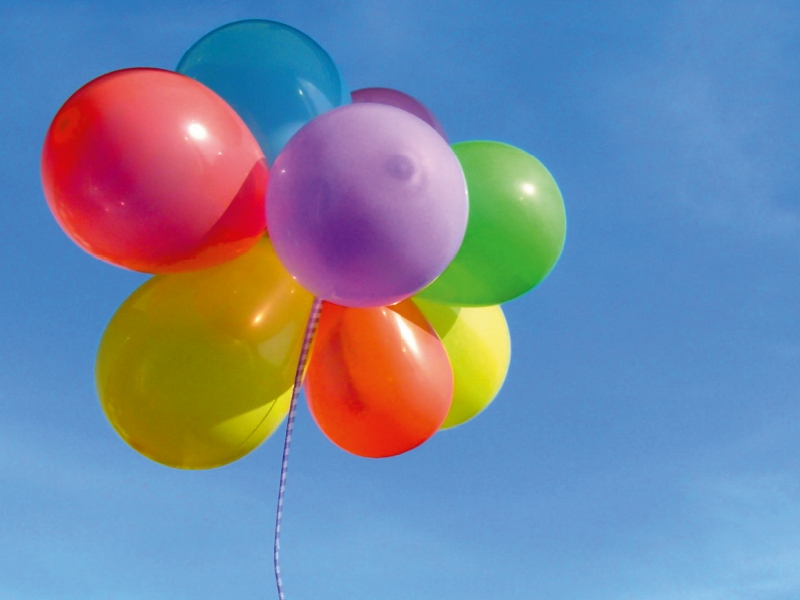 Luftballons am blauen Himmel