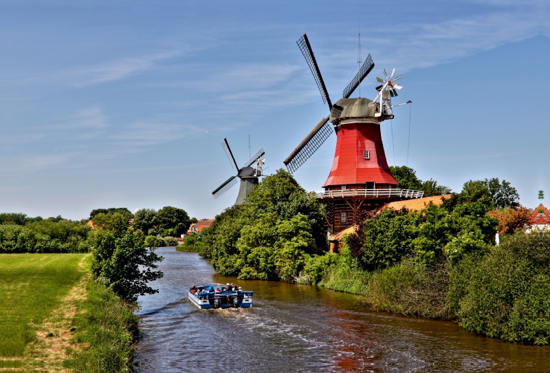 Zwillingsmühlen am Ortseingang von Greetsiel, Ostfriesland