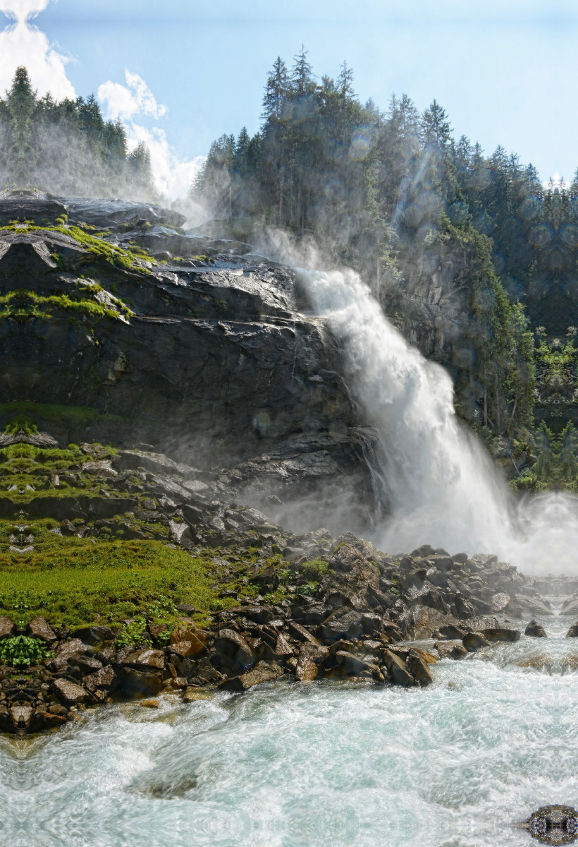 Unterer Wasserfall. Krimmler Wasserfälle im Salzburger Land (Österreich)