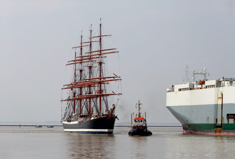 Viermastbark Sedov läuft in den Emder Hafen ein