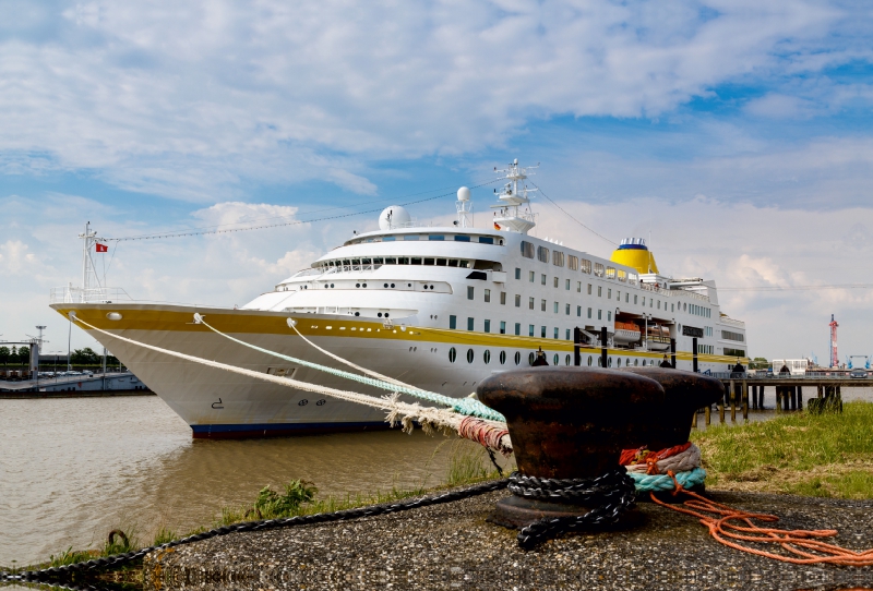 Kreuzfahrtschiff liegt vor Anker