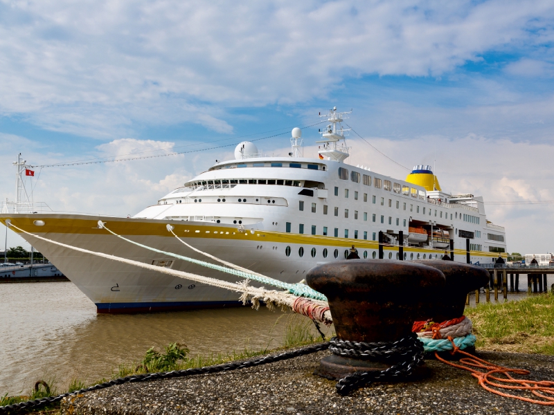 Kreuzfahrtschiff liegt vor Anker