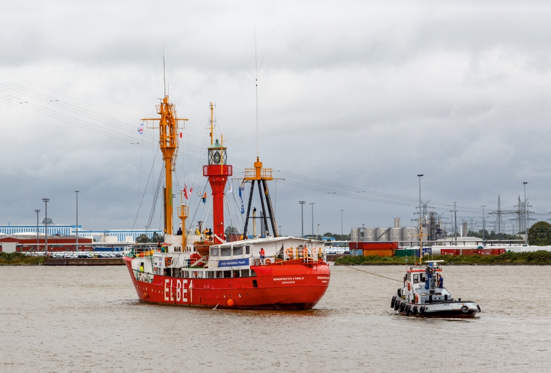 Das Feuerschiff Elbe 1 wird von einem Schlepper gesteuert