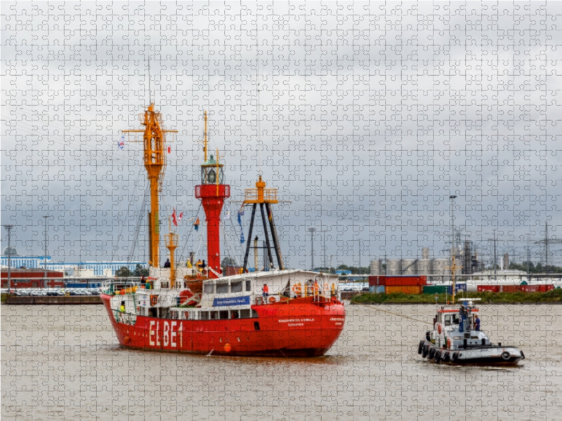 Das Feuerschiff Elbe 1 wird von einem Schlepper gesteuert