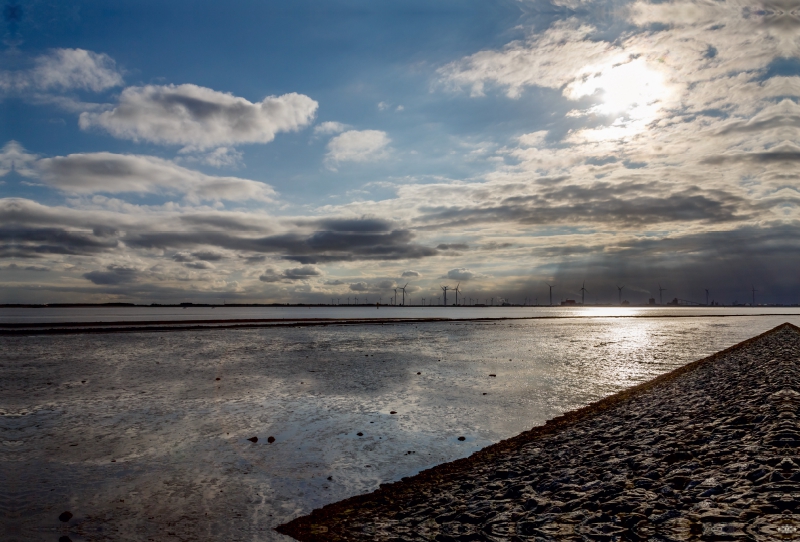 Wolken über dem Dollart in Ostfriesland