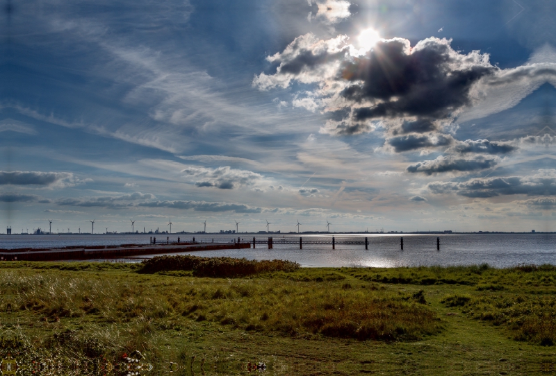 Wolken über dem Dollart in Ostfriesland