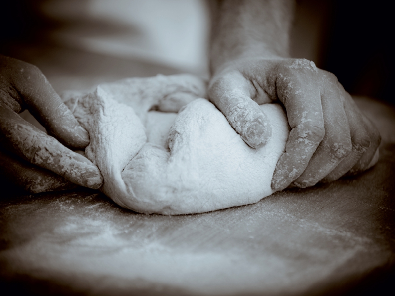 Gutes Brot erfordert neben den richtigen und guten Zutaten, Zeit und viel Handarbeit.