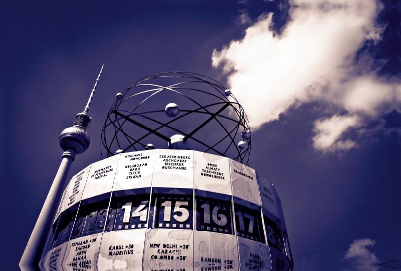 U-Bahnstation Alexanderplatz, Weltzeituhr und Fernsehturm