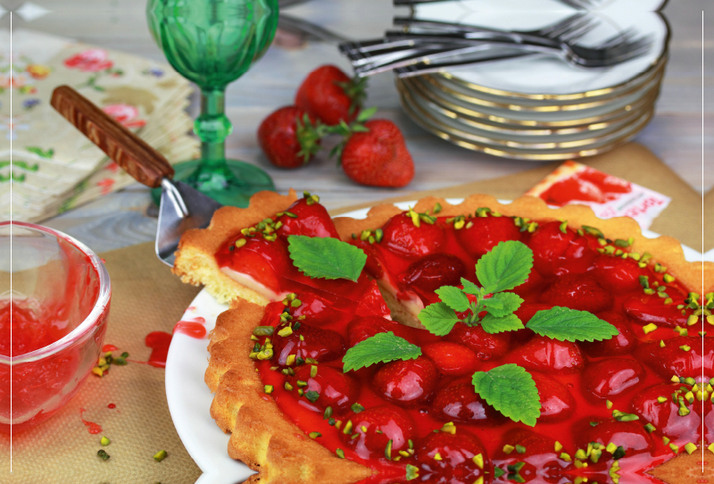 Erdbeertorte mit Pistazien und Zitronenmelisse