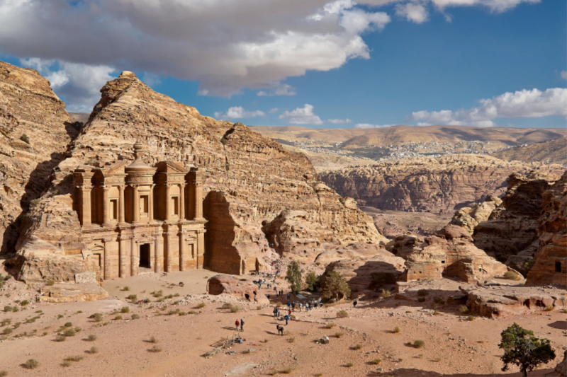 Kloster Ad oder Ed-Deir der nabataeische Ruinenstadt PETRA in Felsenlandschaft