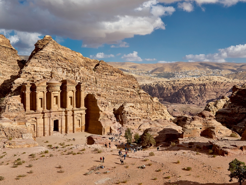 Kloster Ad oder Ed-Deir der nabataeische Ruinenstadt PETRA in Felsenlandschaft