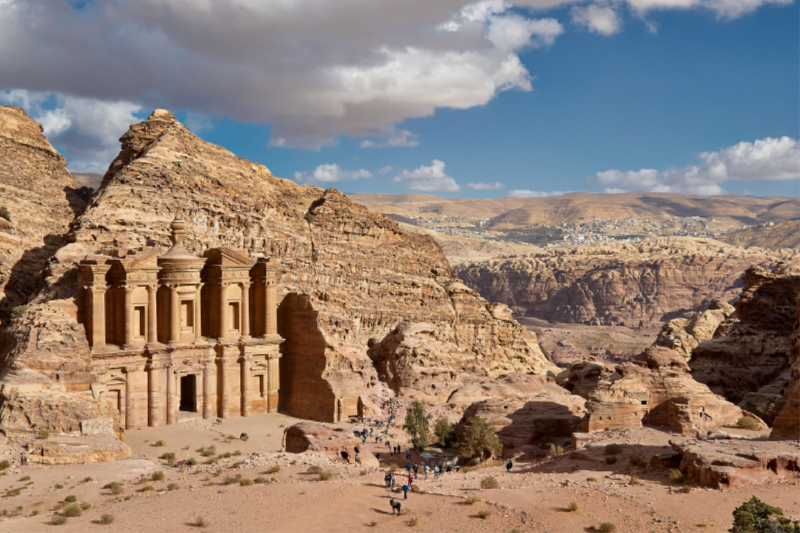 Kloster Ad oder Ed-Deir der nabataeische Ruinenstadt PETRA in Felsenlandschaft