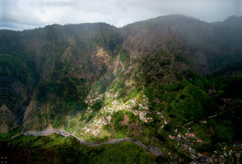 Das Nonnental auf Madeira mit Regenbogen.