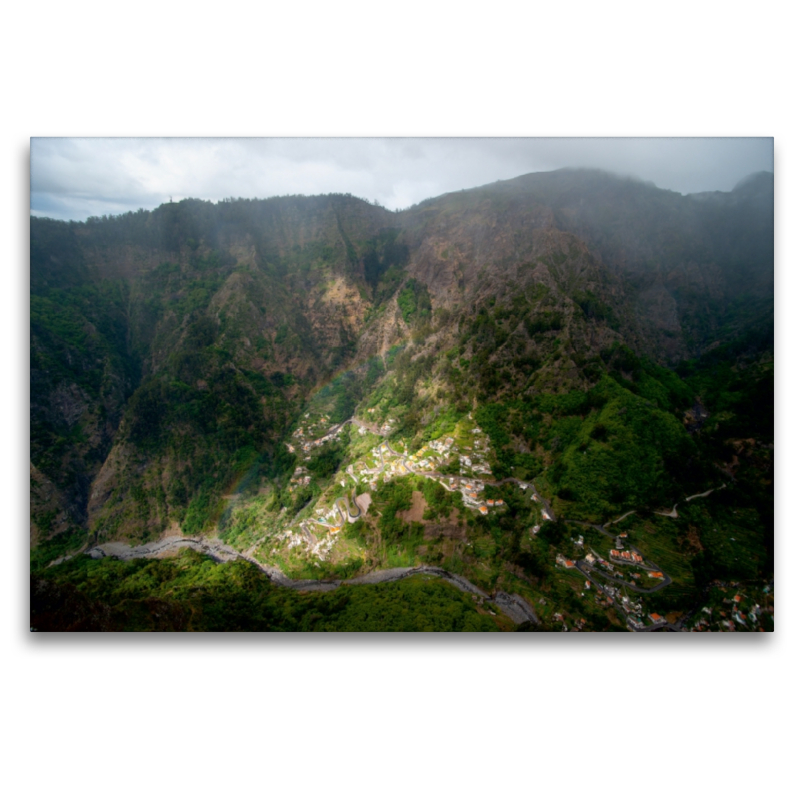 Das Nonnental auf Madeira mit Regenbogen.