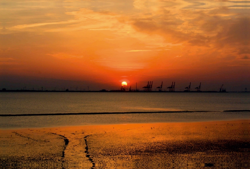 Sonnenuntergang am Jade-Weser-Port