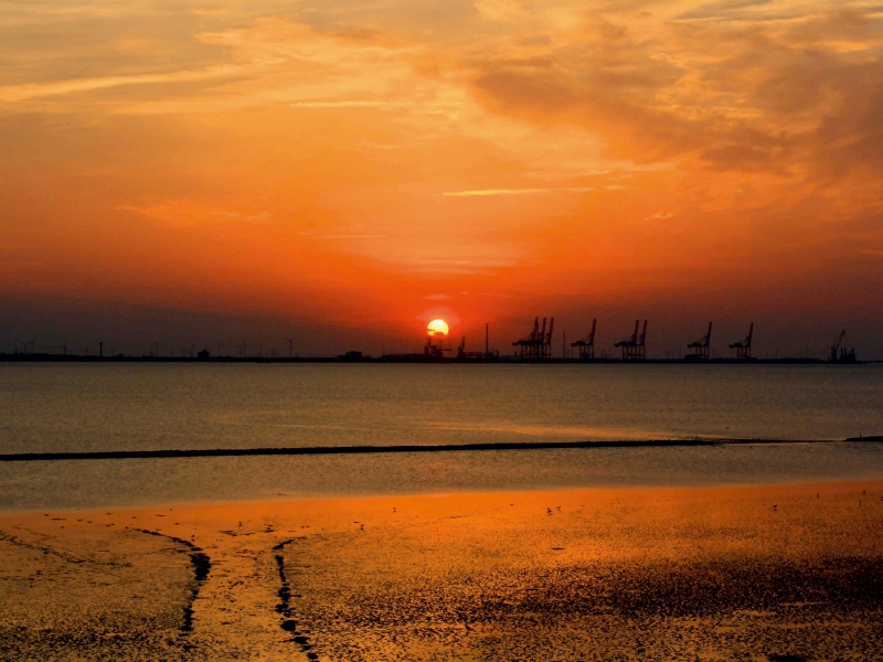 Sonnenuntergang am Jade-Weser-Port