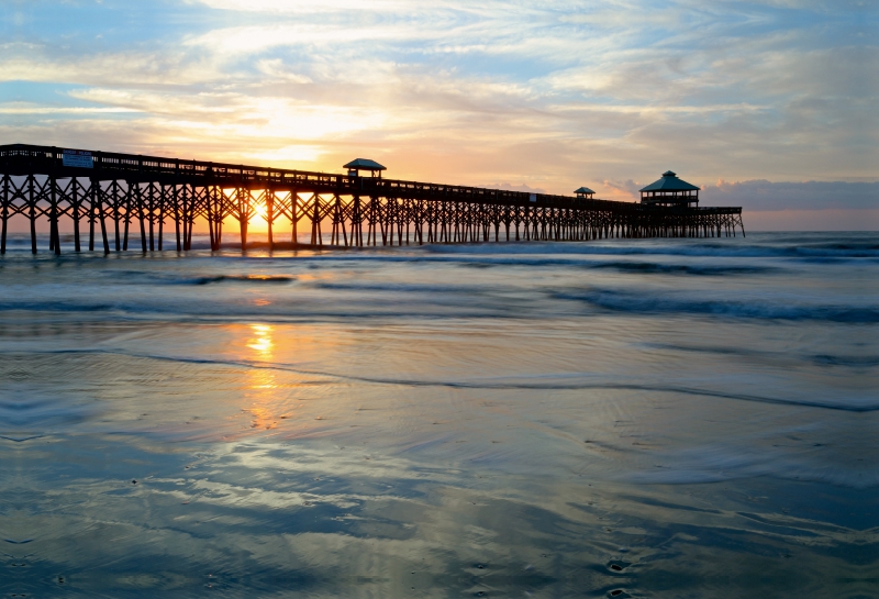 Folly Beach Pier bei Sonnenaufgang, Charleston, South Carolina, USA