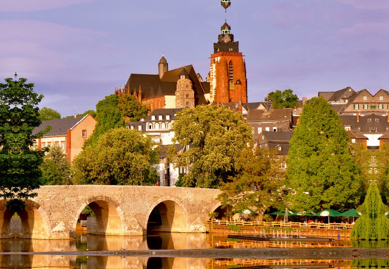 Blick über die 104 m lange und über 6 m breite alte Lahnbrücke zum Dom