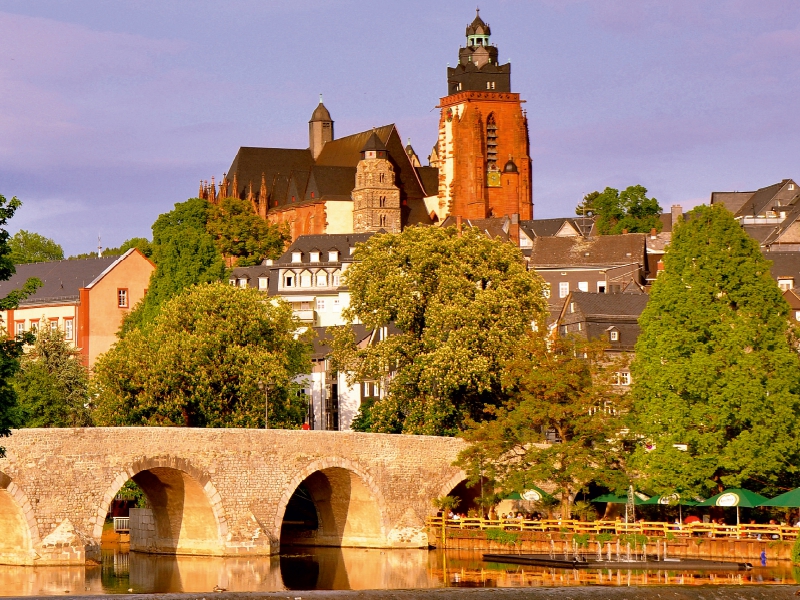 Blick über die 104 m lange und über 6 m breite alte Lahnbrücke zum Dom