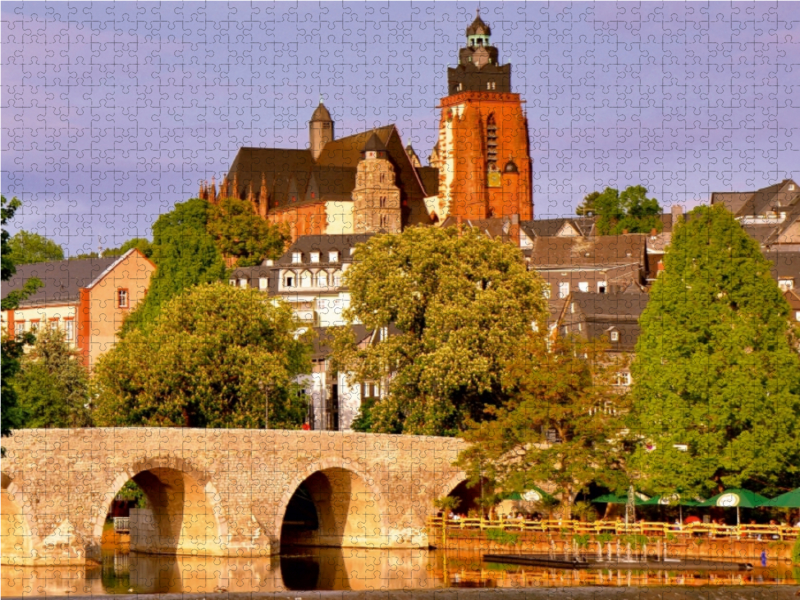 Blick über die 104 m lange und über 6 m breite alte Lahnbrücke zum Dom