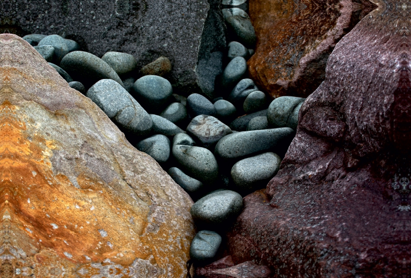 Schöne Steine am Strand in der Bretagne, Frankreich