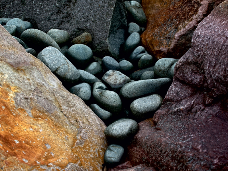 Schöne Steine am Strand in der Bretagne, Frankreich