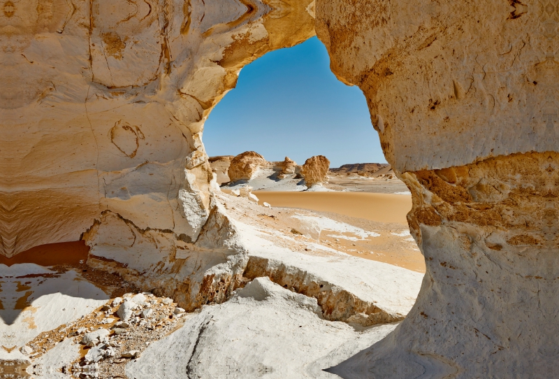 Durchbruch in einer Kalksteinformation der weisse Wueste, Region El Agabat,  nahe Oase Farafra, Libysche Wueste, Aegypten, Afrika