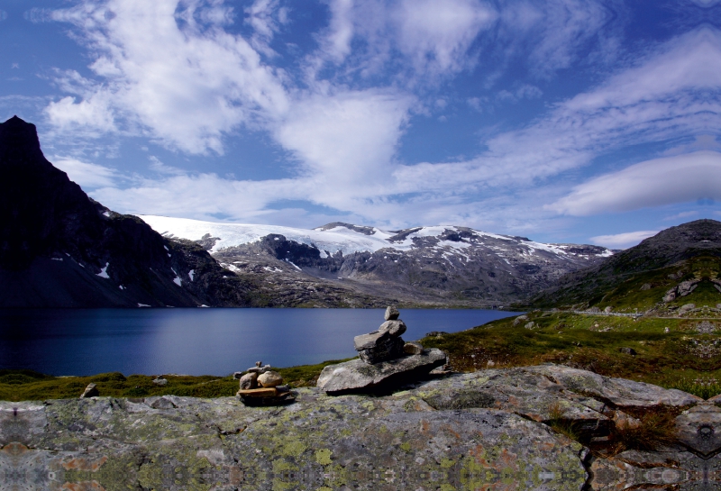 Aufgestapelte Varden vor einem Fjord