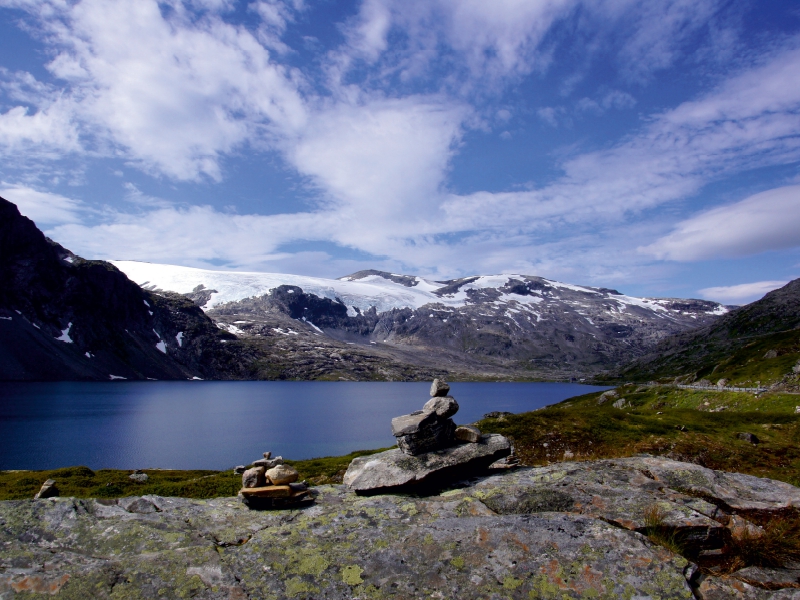 Aufgestapelte Varden vor einem Fjord