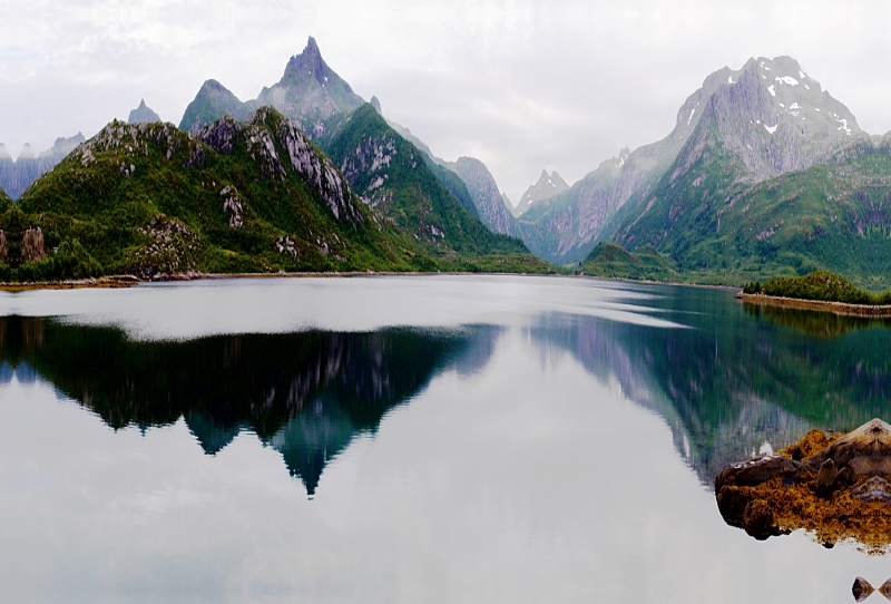 Spiegelung der Berge im Fjord auf den Lofoten