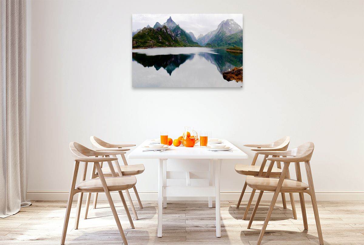 Spiegelung der Berge im Fjord auf den Lofoten