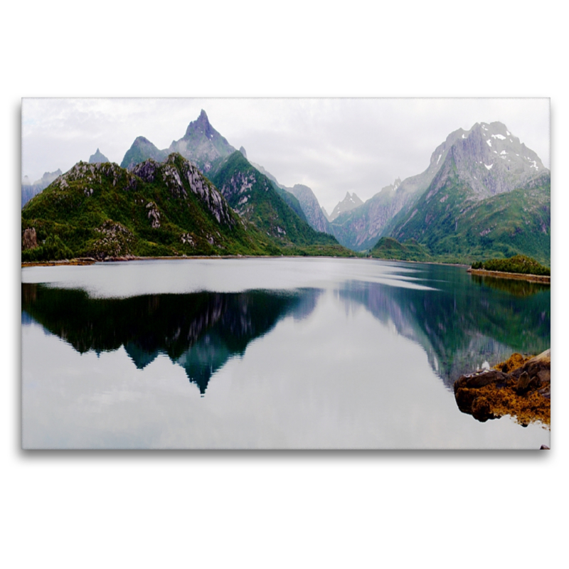 Spiegelung der Berge im Fjord auf den Lofoten