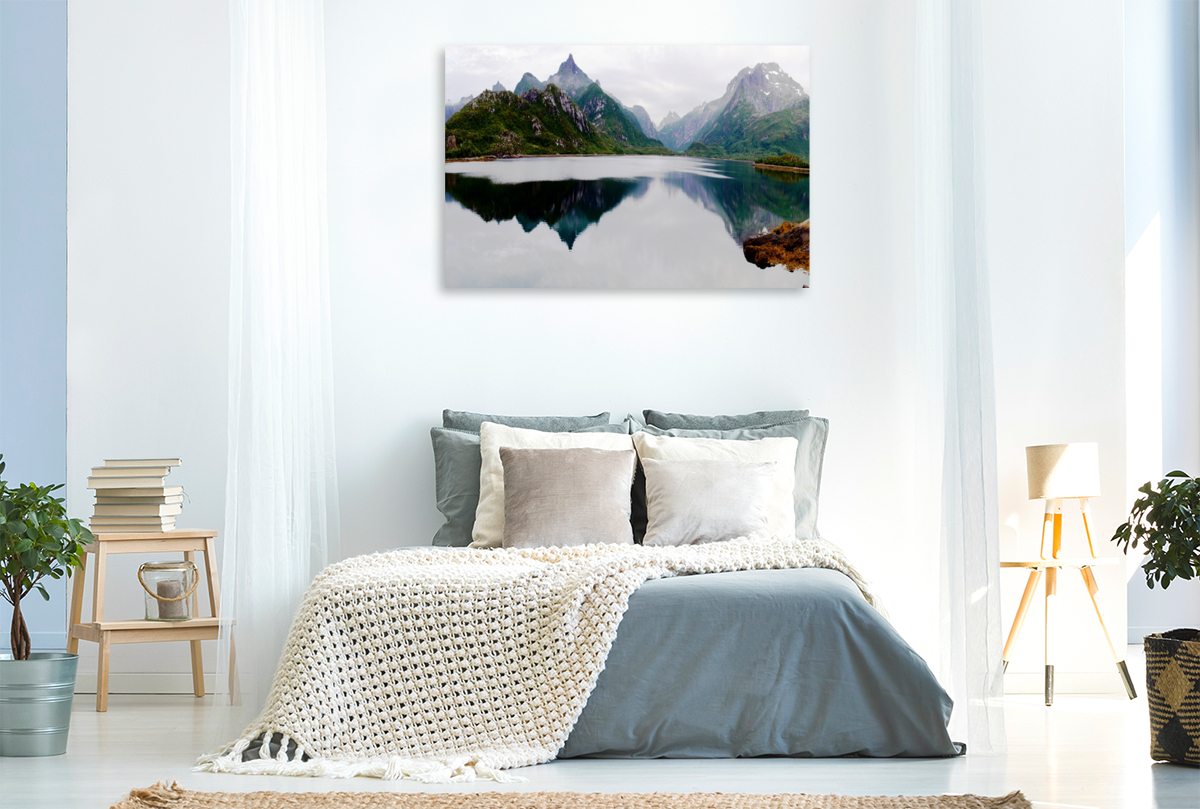 Spiegelung der Berge im Fjord auf den Lofoten