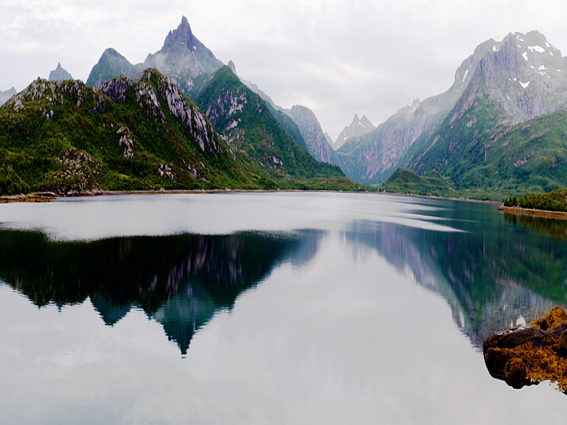 Spiegelung der Berge im Fjord auf den Lofoten