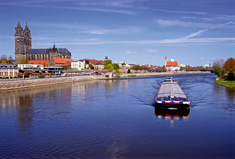 Schubeinheit auf der Elbe in Magdeburg