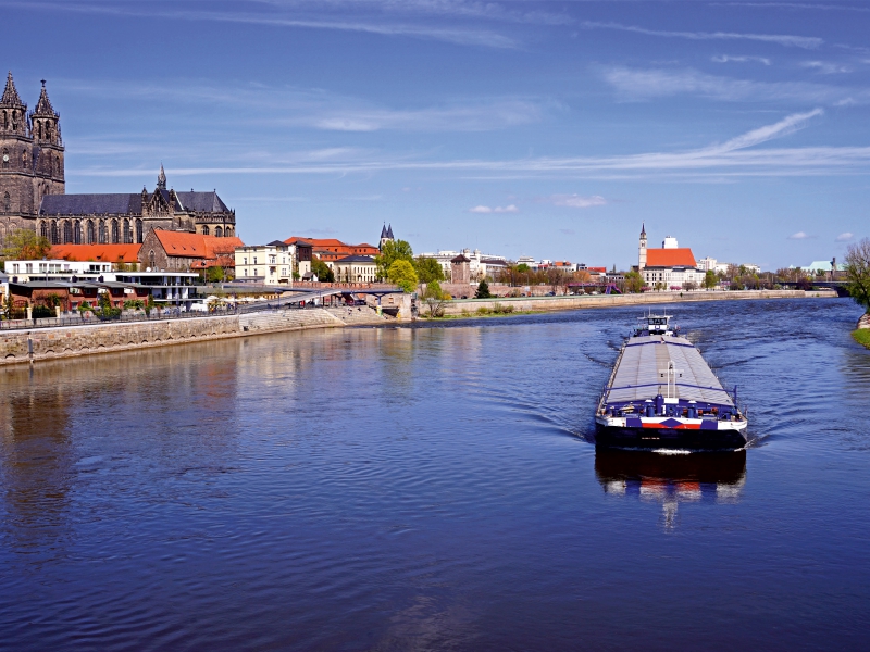 Schubeinheit auf der Elbe in Magdeburg