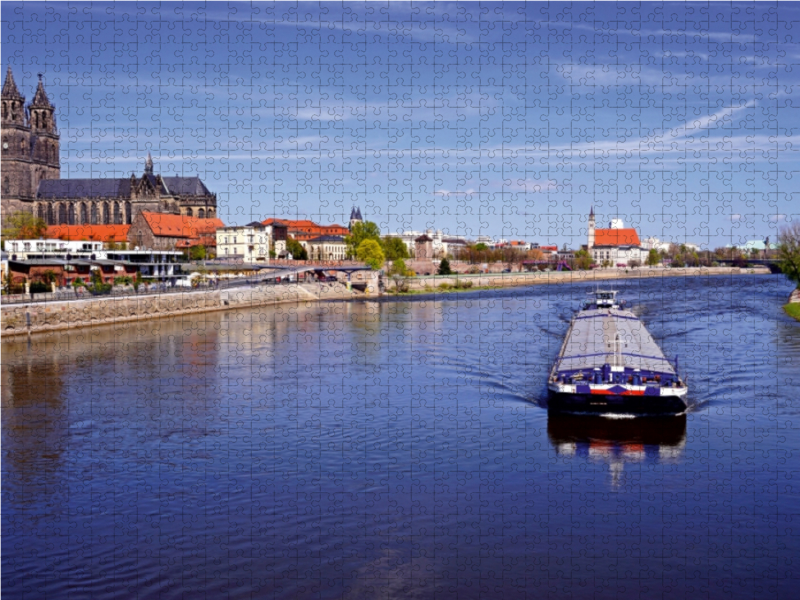 Schubeinheit auf der Elbe in Magdeburg