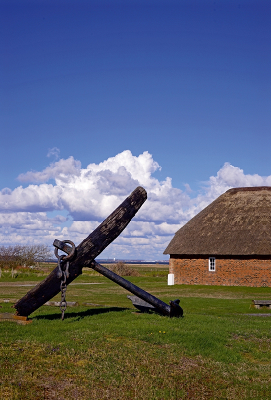 Alter Anker an einem Haus in Hvide Sande